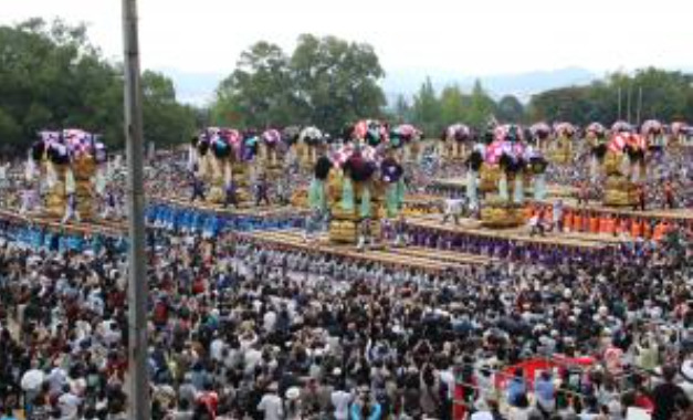 愛媛県新居浜太鼓祭りが山根公園グランドで行われている統一寄せ