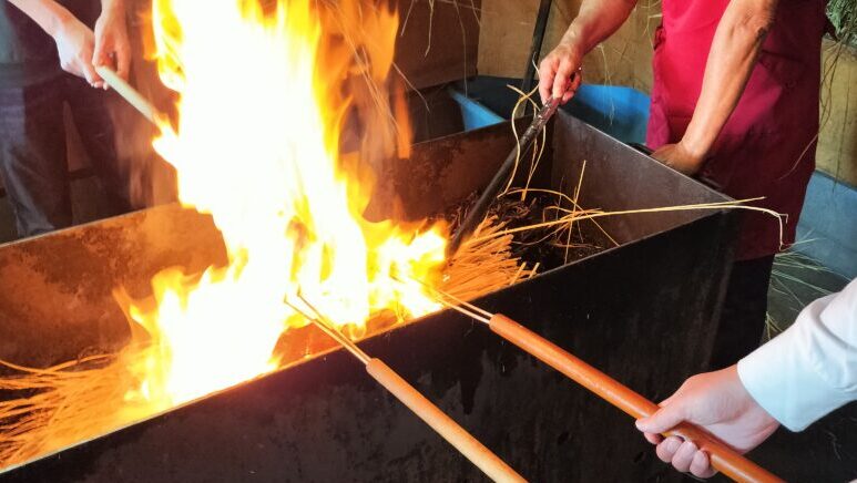 高知県の土佐たたき道場でカツオのタタキ藁焼き体験