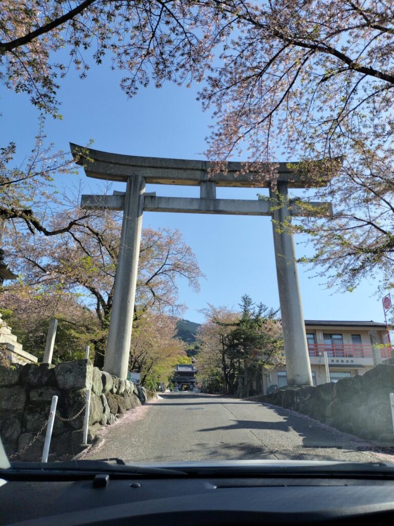 愛媛県の石鎚神社の大鳥居