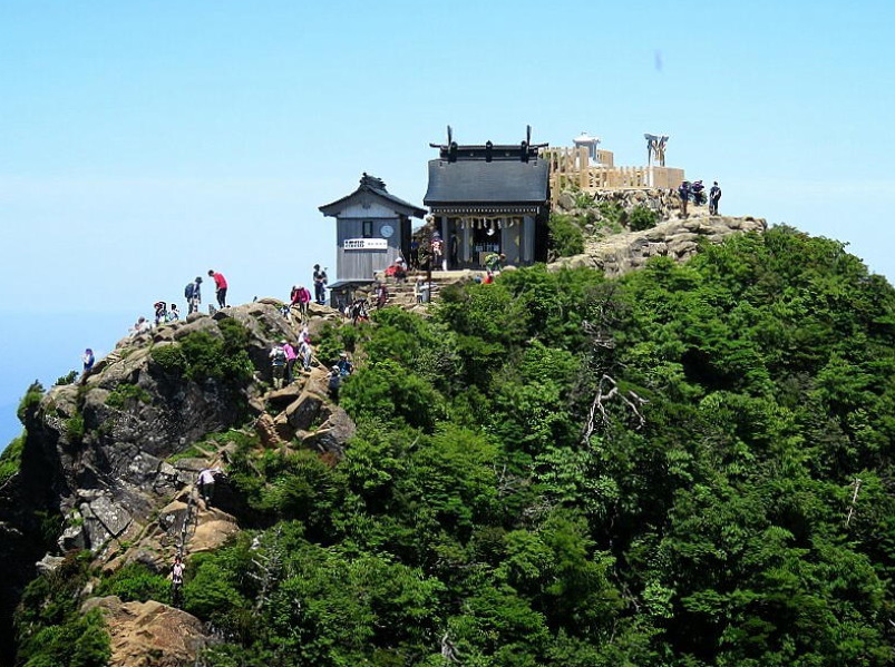 石鎚神社の奥宮頂上社の眺め