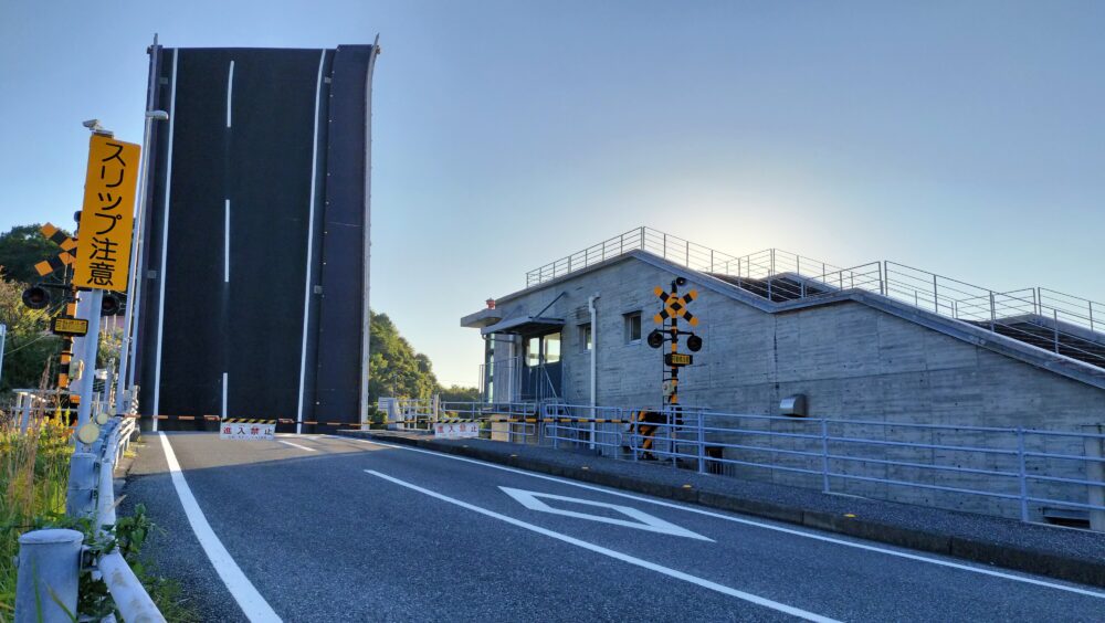 高知県香南市の立つ道路の手結港可動橋